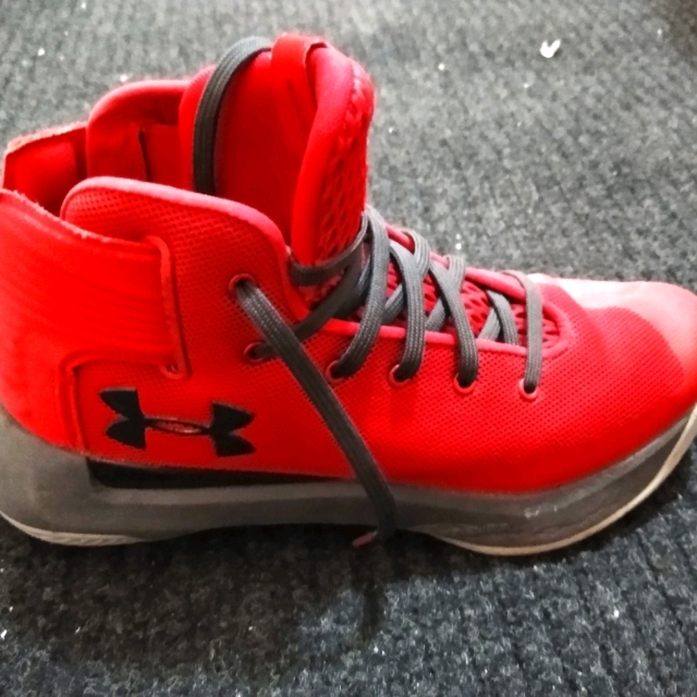 Under Armour Men's Rare Bright Red Kicks Size 7